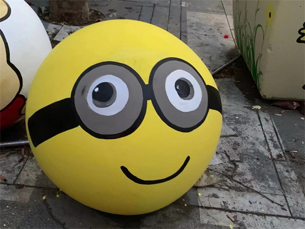 石墩上的可爱卡通彩绘：点亮城市的童真与快乐